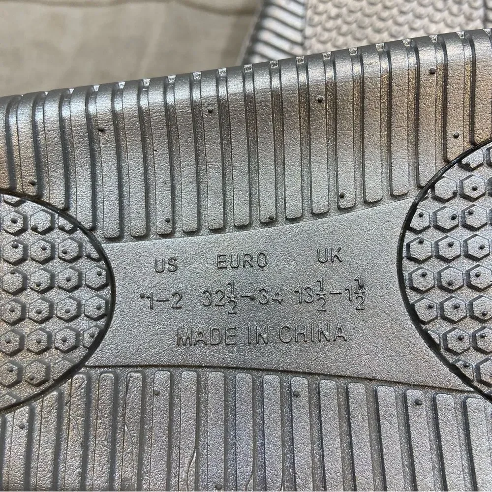 New without tags Girls Silver‎ and Rainbow Printed Flip Flops Size 1-2